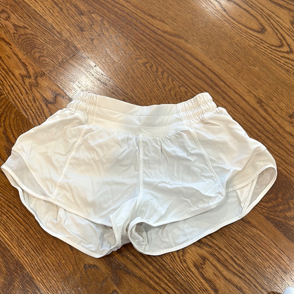 new without tags 2.5 low rise lulu shorts